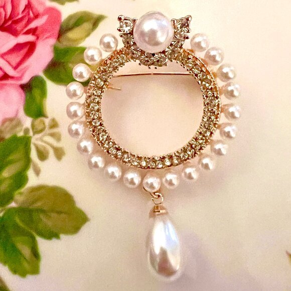 🧷Vintage Circle Brooch / Pin with Crystals and Pearls on Gold-Tone Metal - Picture 1 of 4